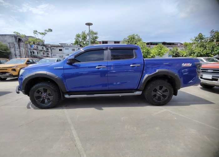Used 12
                    ISUZU
                     for Sale Image
