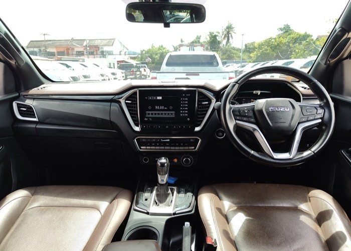 Used 12
                    ISUZU
                     for Sale Image